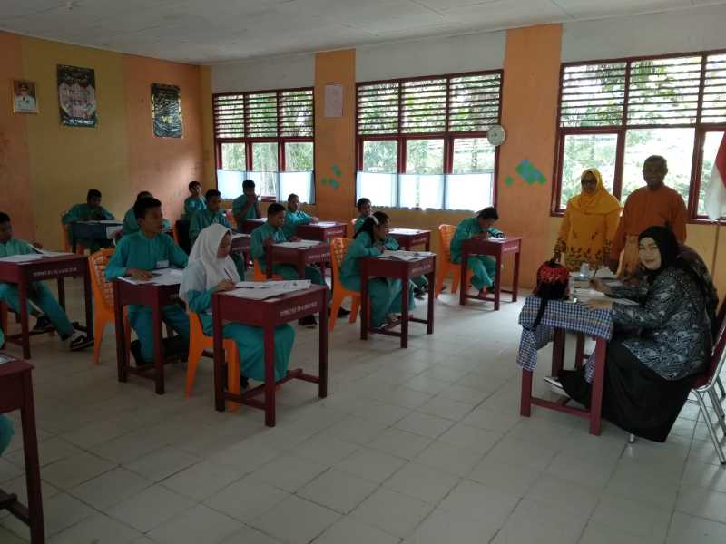105 Siswa SMPN 4 Pinggir Tetap Semangat Tuntaskan UN Dihari ke 4