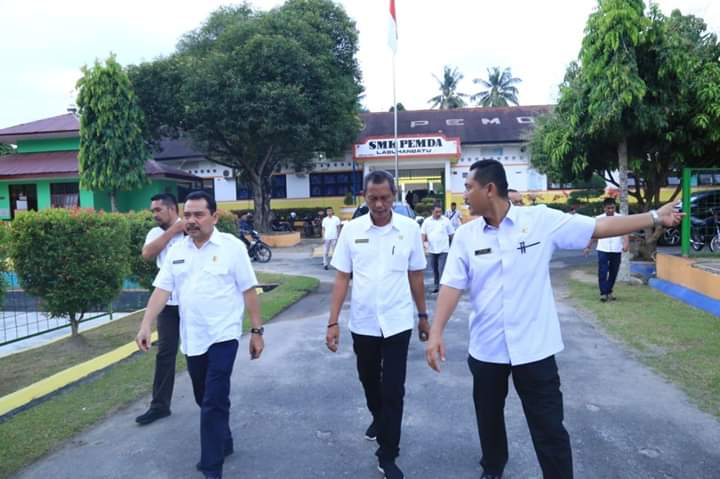 Sekda Ahmad Muflih Tinjau Pelaksanaan Ujian Berbasis UNBK Di SMK Negeri I Rantau Perapat