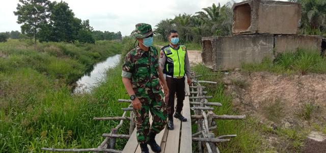 Babinsa Koramil 03/Mandau Lakukan Penanganan dan Penanggulangan Karhutla Dirawan Api