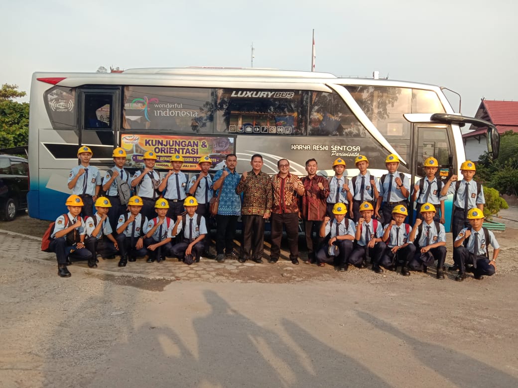 Pelepasan Orientasi & Kunjungan Teknik Alat Berat SMKN 2 Dumai Tertib & Rapi