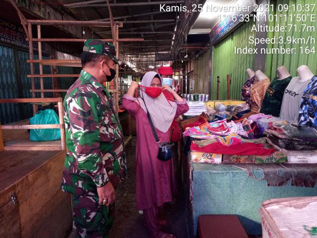 TNI Koramil 04/Mandau Cek Pengunjung Pasar Sesuai Protkes Covid-19