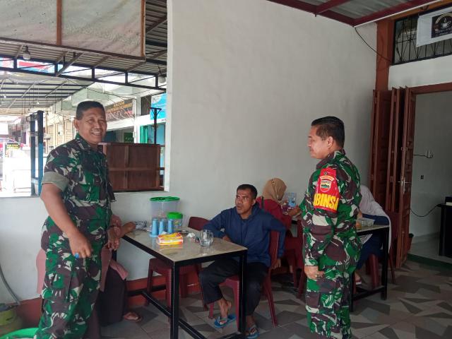 Babinsa Koramil/03 Mandau Himbau Masyarakat Ikuti Protkes Dan Gunakan Masker