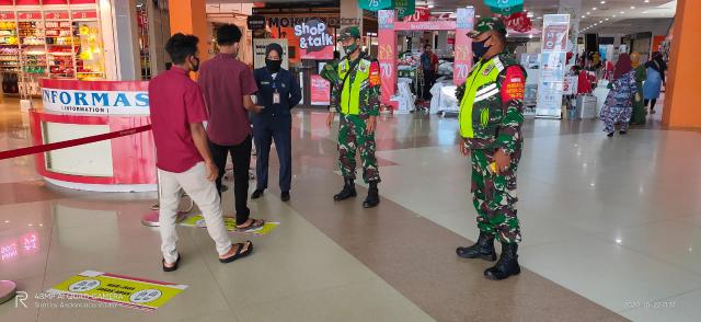 Ciptakan Kondisi Aman Kondusif C-19, Serka Agusliadi Cek Warga yang Berkunjung ke Mall City Duri