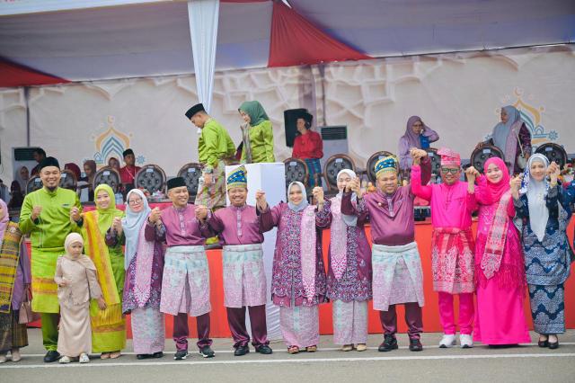 Ribuan Peserta Tumpah Ruah, Gubernur Riau Lepas Pawai Ta'aruf MTQ Provinsi Riau ke-43