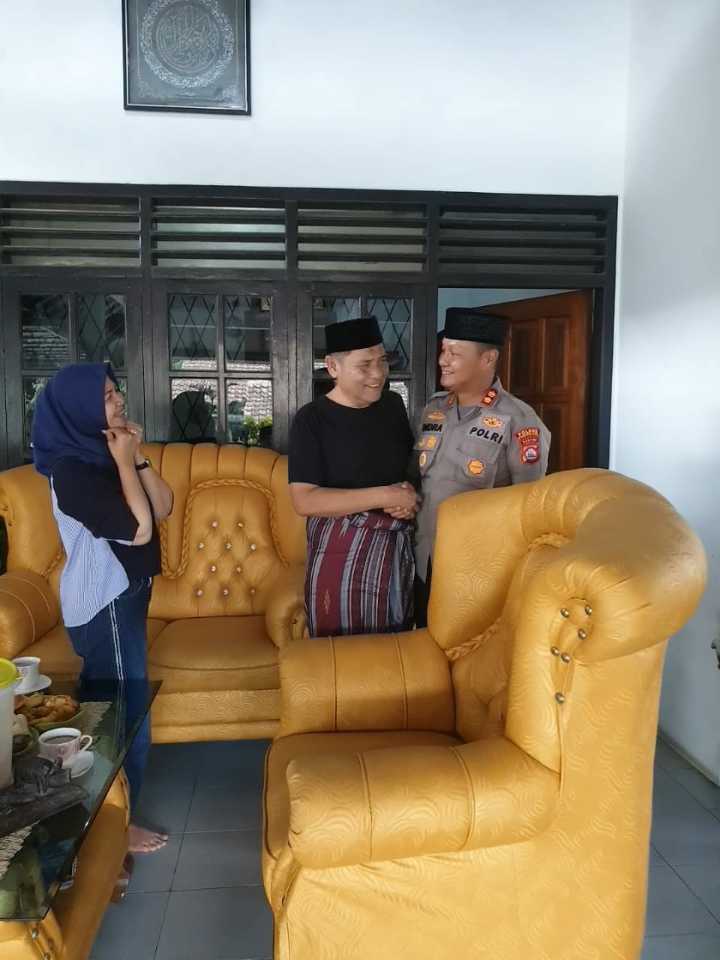 Senyuman Humanis Kapolres Pandeglang kepada Pimpinan Pompes Al-Hikmat