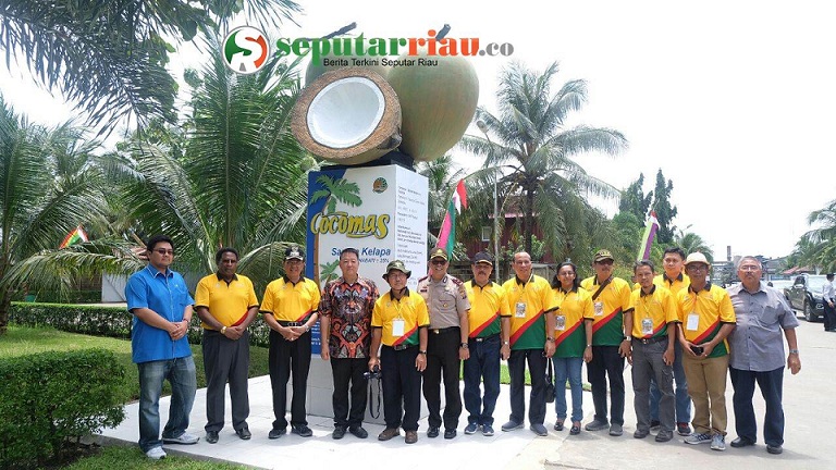 Abis Panen Kelapa Bareng Delegasi APCC, Bupati Inhil Foto Bareng di Tugu CocoMas