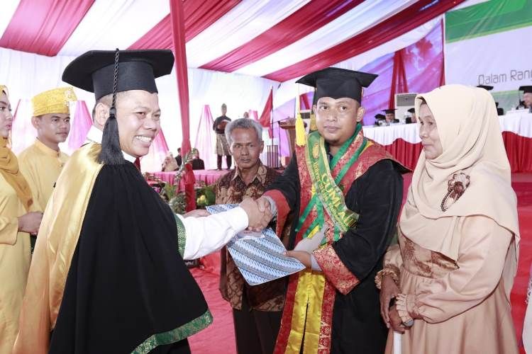 Muhammad Iqbal Peraih Pemuncak  Wisuda UMRI