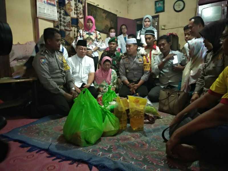 Jum'at Barokah Resta Pekanbaru Sambangi Rumah Nenek Pedagang Peyek Keliling