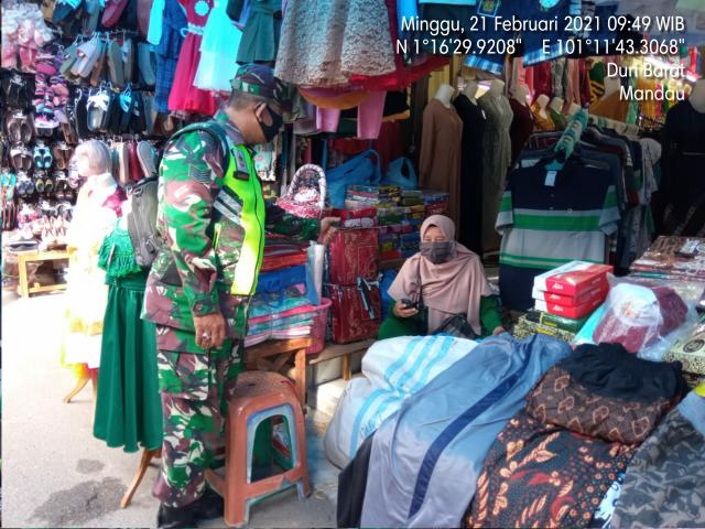 TNI Koramil 04/Mandau Siagakan Prokes C-19 di Pasar Sartika Duri