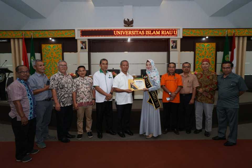 Raih Berbagai Prestasi Rektor UIR Terima Tropi dari Mahasiswa
