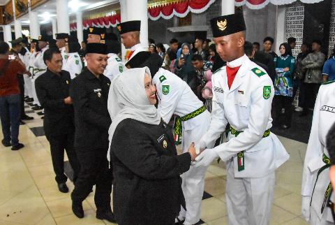 Kukuhkan Paskibraka, Bupati Kasmarni Harapkan Jadi Teladan bagi Pelajar Lain