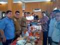 Ketua IKA UR serahkan SK Periode 2016-2020 Kepada Rektor UR