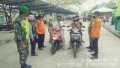 Babinsa 04/Mandau Imbau Masyarakat Gunakan Masker Saat Pengurusan Dokumen Kependudukan di Updt Dukca