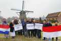 Muslim Indoneisa di Belanda : “Belanda 112”, “Mendukung”, “Bela Islam 112”.