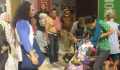 "Buru Gelandangan" Puluhan Rocker Malaysia Bagikan Bantuan<br>