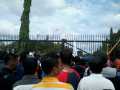 Ribuan Buruh Duduki Pintu Gerbang Get Minas